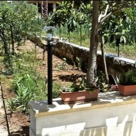Vittorio's House With Garden-patio In Aspra Apartment *